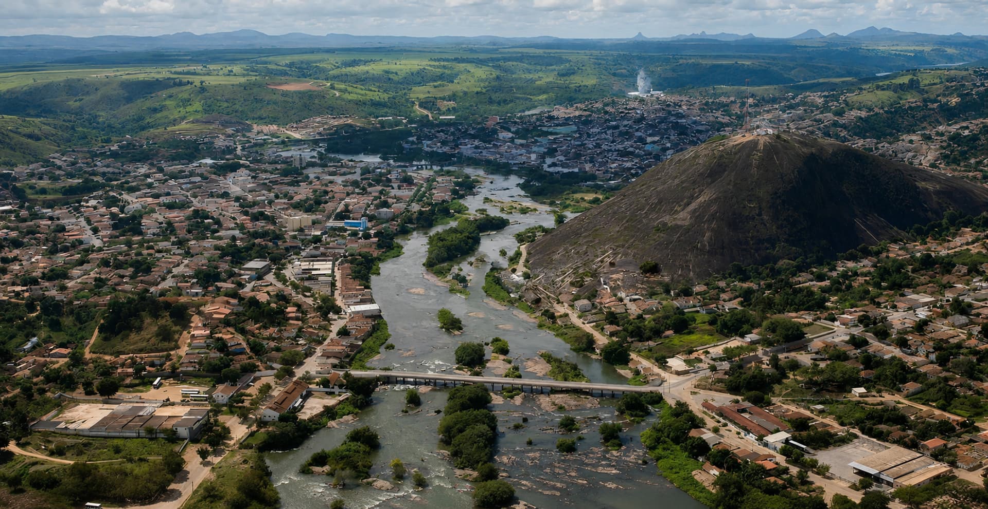 Vista aérea de Nanuque com o Rio Mucuri e a Pedra do Bueno